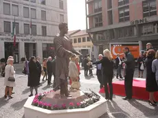 La statua in piazza Borsa