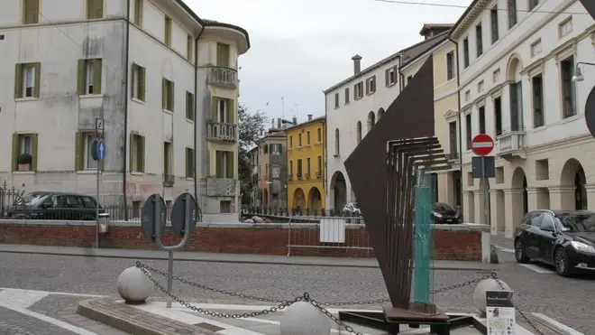 Tome Treviso sculture simon benetton in cittˆ in foto piazza trentin
