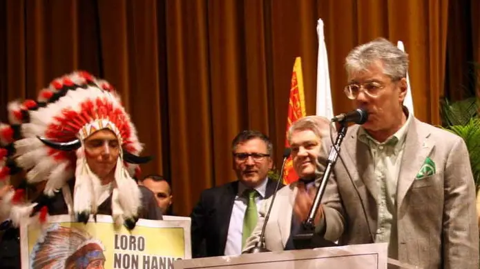 PUCCI TREVISO UMBERTO BOSSI DELLA LEGA NORD AL CINEMA EMBASSY AGENZIA FOTOGRAFICA FOTOFILM