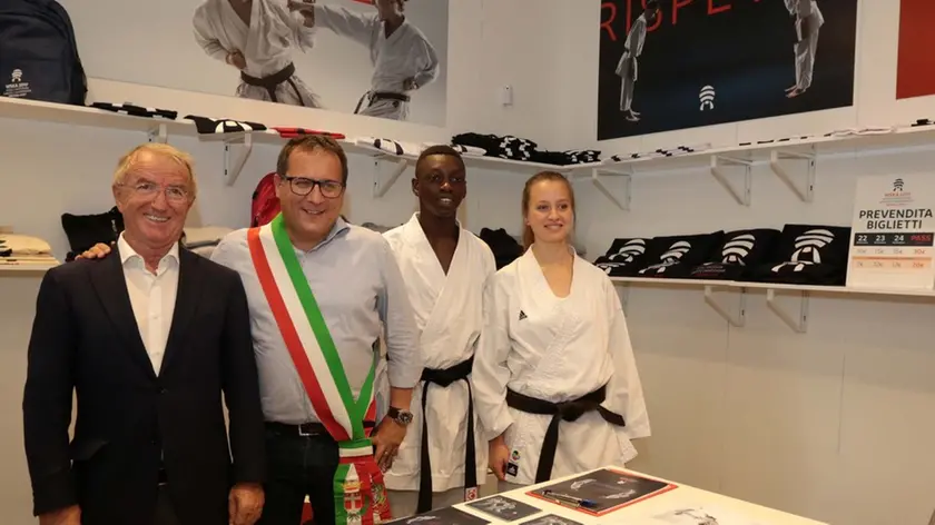 guerretta agenzia foto film apertura negozio temporaneo per mondiali karate