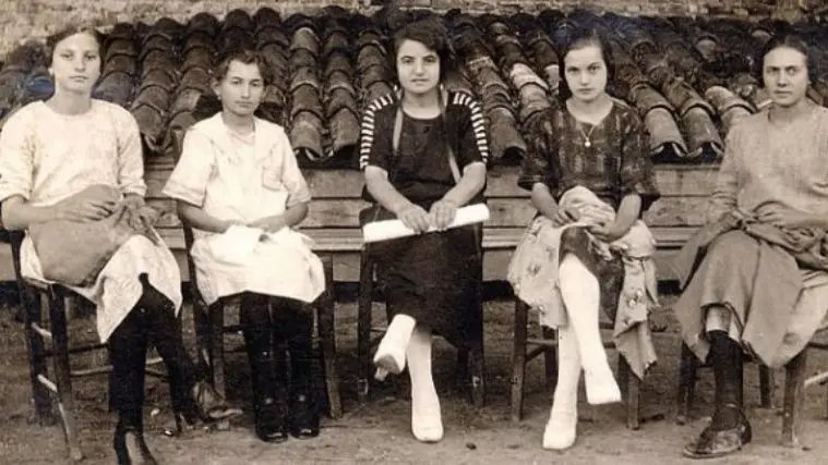 Maria Granello, al centro, con le sue allieve sarte in una foto d'epoca