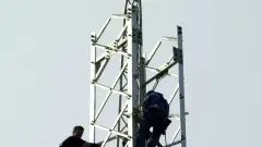 Operai dell’Enel al lavoro
