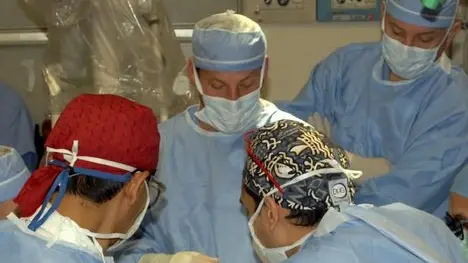 Chirurghi impegnati in un'operazione chirurgica in una foto d'archivio senza data. Violano il codice deontologico i medici che sottopongono ad interventi pazienti "inoperabili" e afflitti da patologie che lasciano loro solo poco tempo di vita, anche nel caso in cui sia stato proprio il paziente a dare il suo consenso informato all'operazione. Lo sottolinea la Cassazione. EPA/CLEVELAND CLINIC / HO EDITORIAL USE ONLY / NO SALES