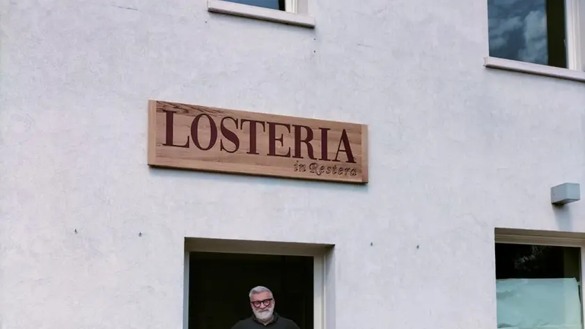 Goffredo Rocchi davanti all'ingresso de Losteria