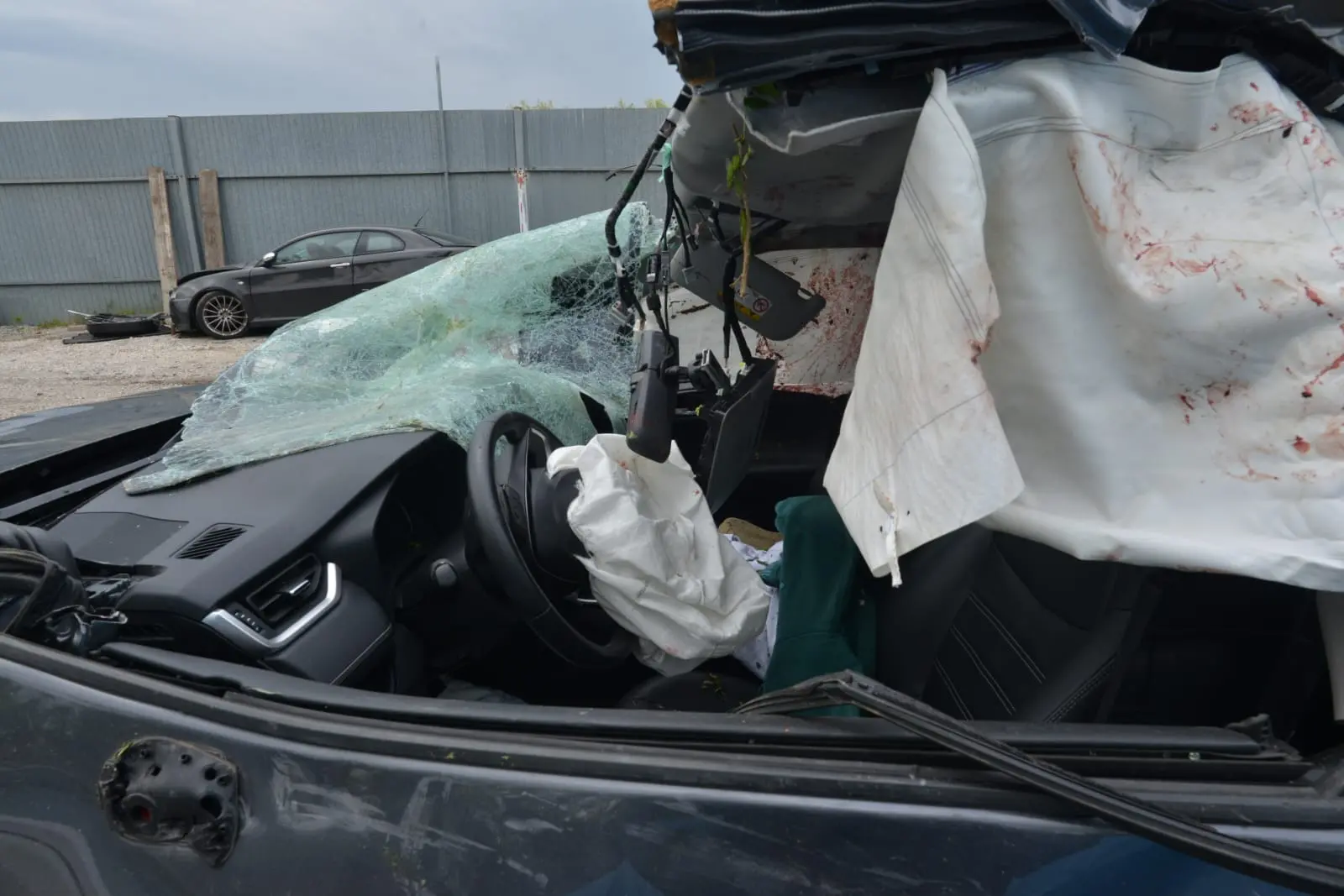 Violentissimo l'impatto contro gli alberi di una casa privata dopo che il giovane è uscito di strada mentre percorreva via del Colle (foto Cavicchi)