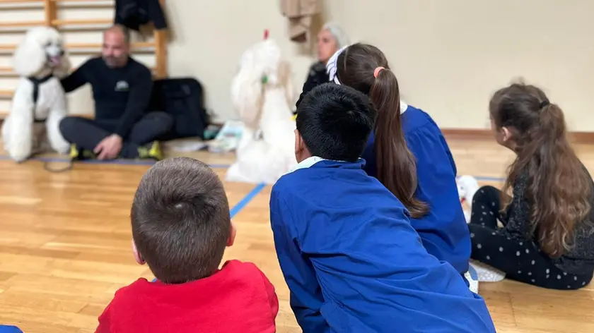 I piccoli alunni delle primarie a lezione con Topan sull’approccio corretto ai cani