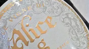 L’etichetta del prosecco «.G» e le due imprenditrici del vino Cinzia Canzian e Pier Francesca Bonicelli delle «Vigne di Alice»