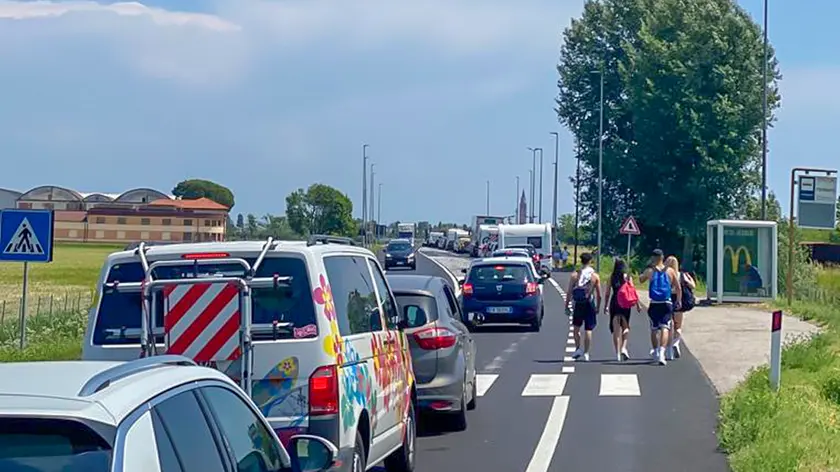 Zago Jesolo coda di automobili per il mare