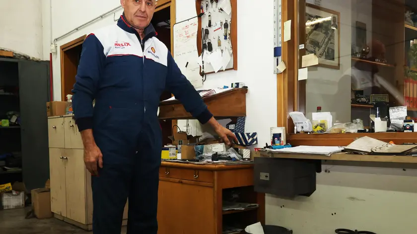 Il titolare dell’autofficina Visentin e Martini di Ponzano, Francesco Martini, indica la cassaforte