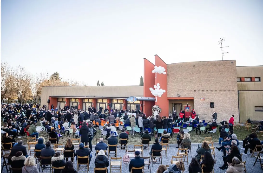 Il lancio dei palloncini durante il funerale celebrato a San Vendemiano