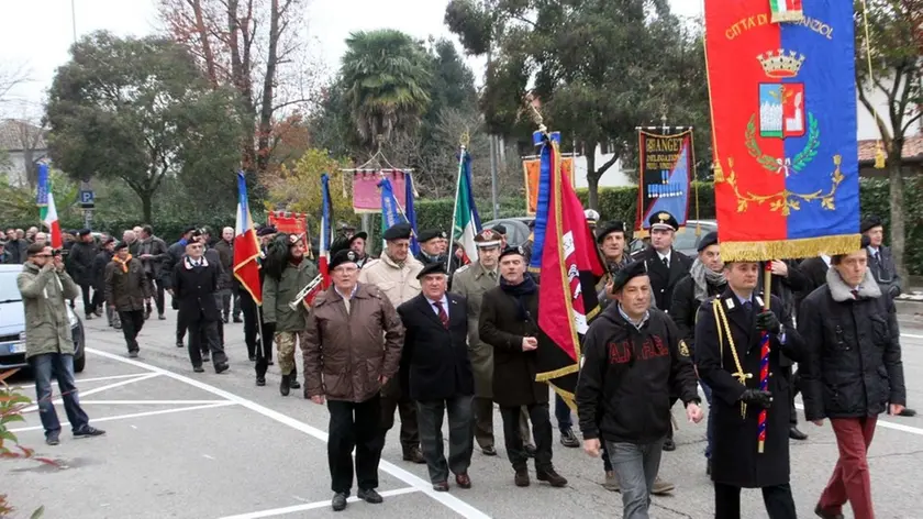 FERRAZZA AG.FOTOFILM PREGANZIOL FERROVIERI DEL GENIO CORTEO E ALZABANDIERA