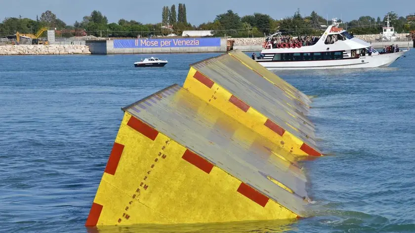 Le paratie mobili del sistema Mose poste alla bocca di porto del Lido di Venezia durante le prime prove tecniche di movimentazione, Venezia, 12 ottobre 2013. ANSA/ MEROLA