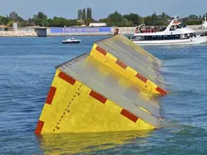 Le paratie mobili del sistema Mose poste alla bocca di porto del Lido di Venezia durante le prime prove tecniche di movimentazione, Venezia, 12 ottobre 2013. ANSA/ MEROLA