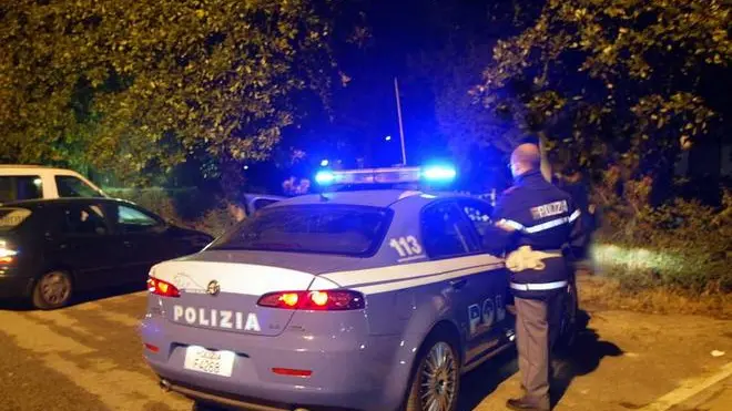 in foto la polizia intervenuta sul parcheggio dove si e' svolto l'agguato..RAPINA PER 30 MILA EURO ALL' IPPODROMO SANT'ARTEMIO IN VIALE FELISSENT - polizia notte..
