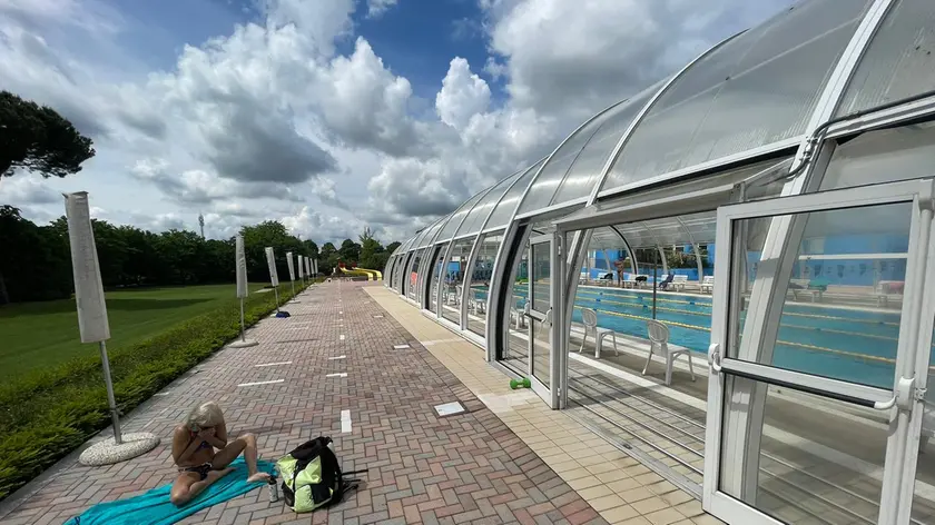 Tempo incerrto ma qualche temerario c'è alla riapertura della piscina di Santa Bona (Fotofilm)