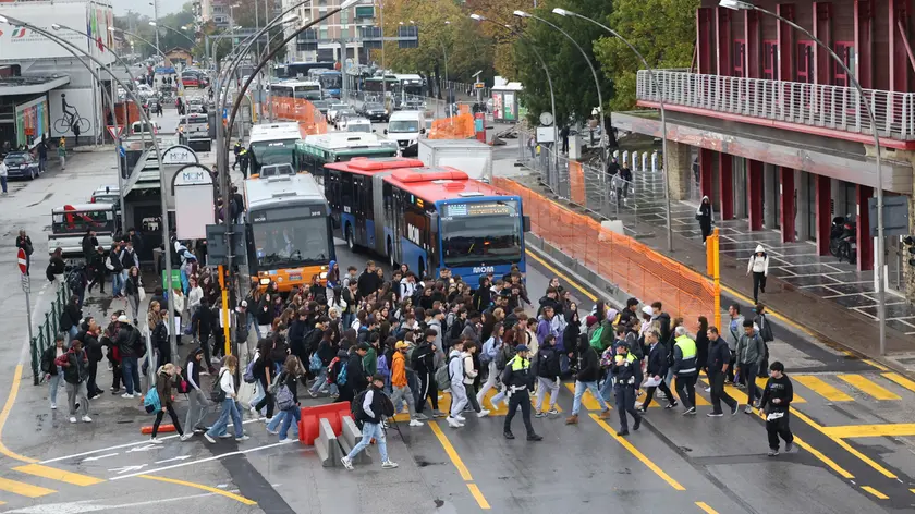 I vigili urbani mentre tentano inutilmente di disciplinare il traffico pedonale (FotoFilm)