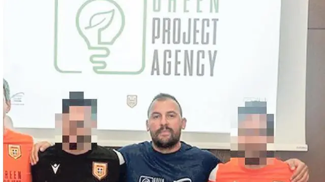 Al centro Tommaso Giuliano con la squadra di calcio a cinque sponsorizzata dalla società