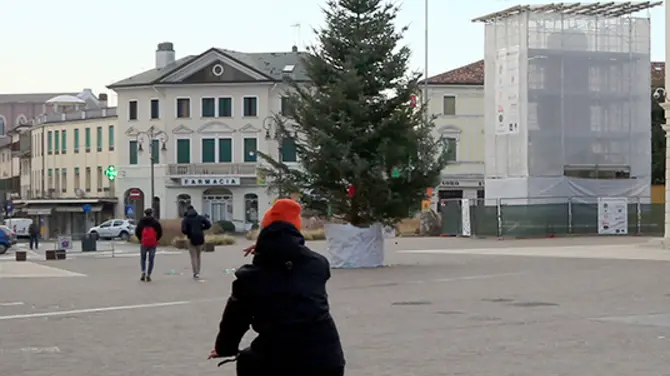 Ferrazza Montebelluna in bicicletta nella nuova piazza