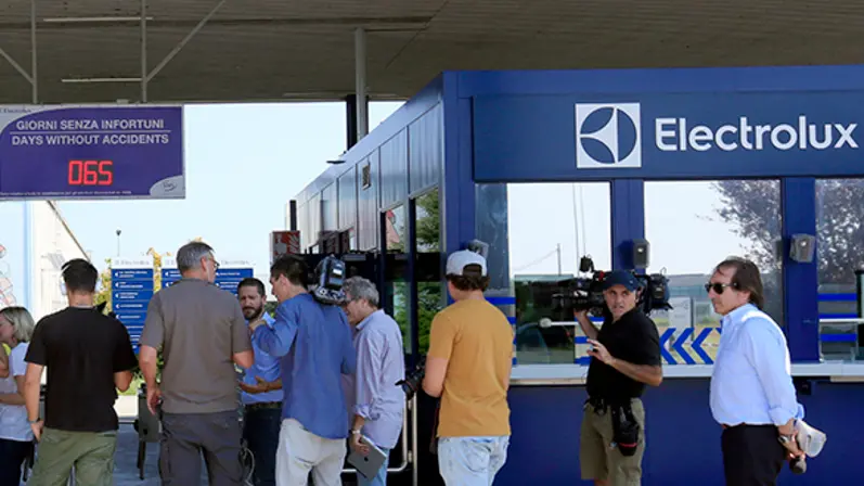 Allegranzi Susegana uscita operai azienda Electrolux a Ferragosto, giornalisti schierati