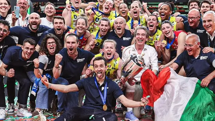 Coach Daniele Santarelli e l'A. Carraro Imoco Conegliano festeggiano la Champions League