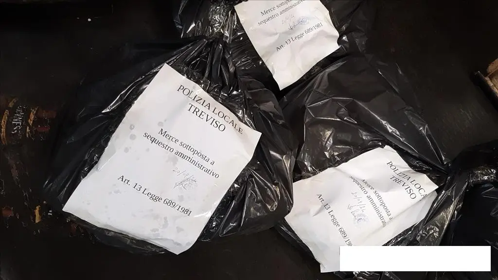 Il cibo sequestrato con i sigilli