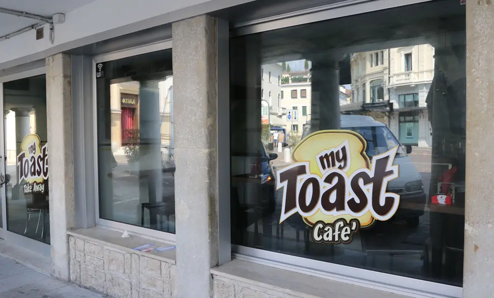 PASSERINI AG.FOTOFILM TREVISO BAR IN CITTA', IN FOTO BAR CHIUSO-MAY TOAST- IN P. S. LONARDO