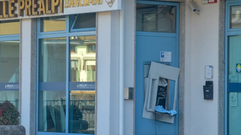 Il bancomat della filiale Banca Prealpi fatto saltare a Col San Martino
