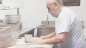 Giorgio Pietropoli al lavoro nella sua pizzeria di via Castagnole