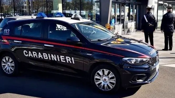 Carabinieri in sopralluogo all'esterno di un supermercato (foto archivio)