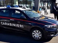 Carabinieri in sopralluogo all'esterno di un supermercato (foto archivio)