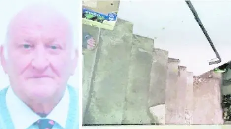 Mario Modolo, 82 anni, di Santa Lucia, ex operaio della Zanussi, e le scale alla cui base è stato trovato morto dal figlio Paolo