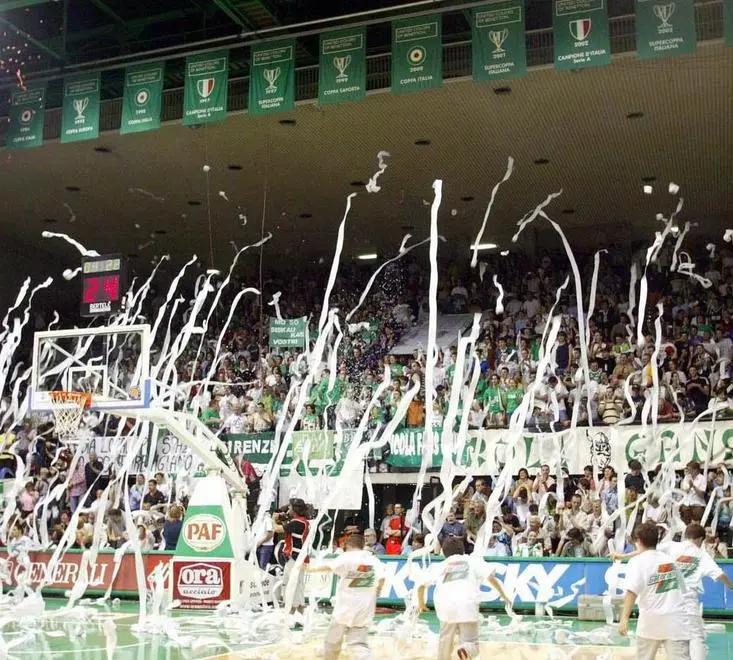TREVISO 31-5-2005 BENETTON-MILANO PLAY OFF IN FOTO CURVA SUD benetton -milano