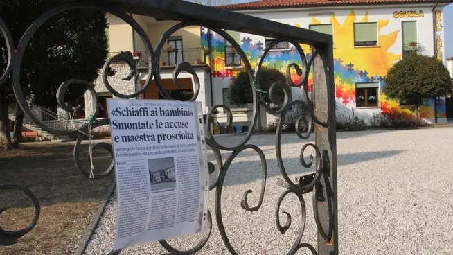 ALLEGRANZI PONZANO VOLANTINI APPESI ESTERNO SCUOLA DELL'INFANZIA A MERLENGO