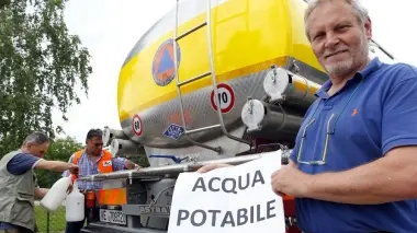 Il rifornimento dell’acqua con la protezione civile e il sindaco Cordiali