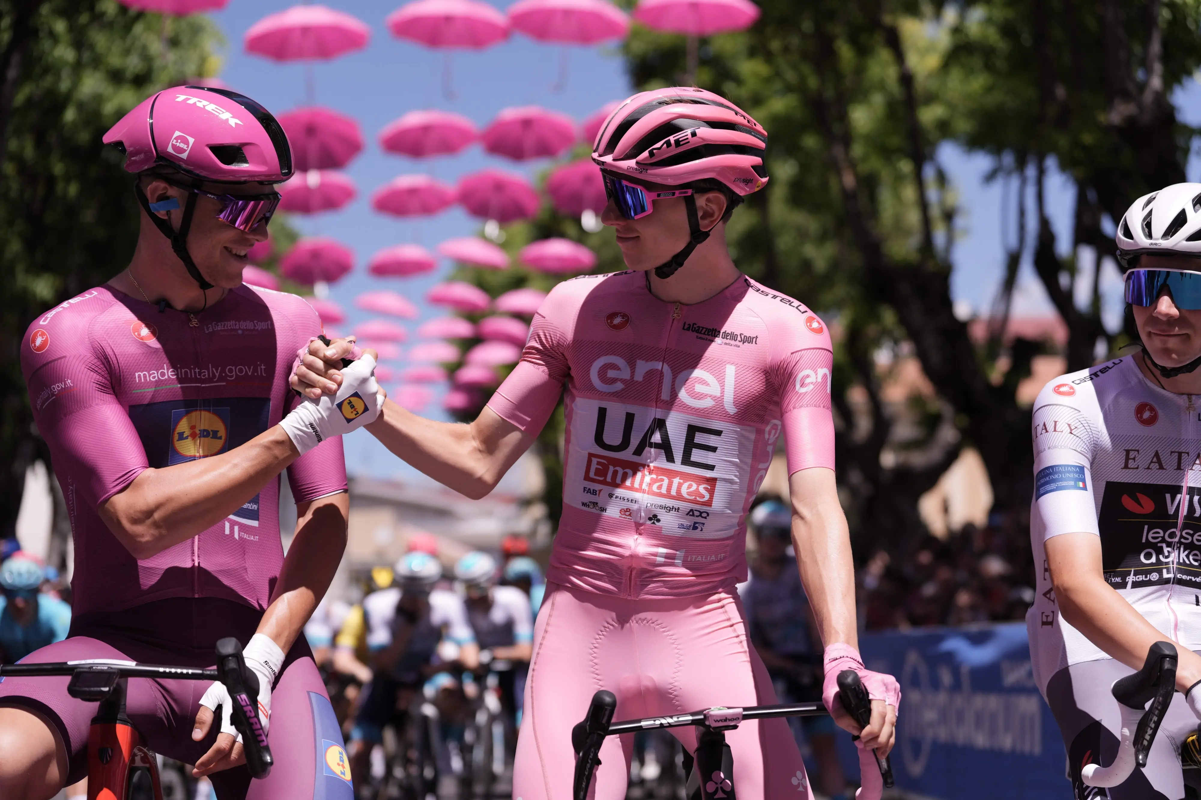 Pogacar e Milan ieri alla partenza: sono le due maglie più prestigiose del Giro d'Italia