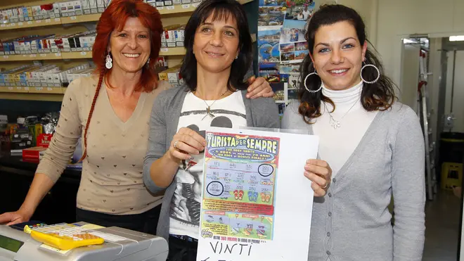 Bolognini Cison vincita gratta e vinci Loredana collaboratrice, Roberta Zanin titolare e Francesca collaboratrice