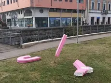 I nastri rosa distrutti dai vandali a Oderzo