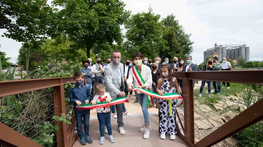 Il taglio del nastro ufficiale della nuova passerella