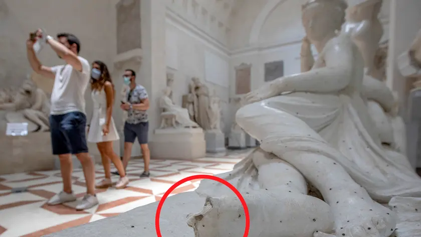 Agostini Possagno gipsoteca visitatore danneggia statua del Canova