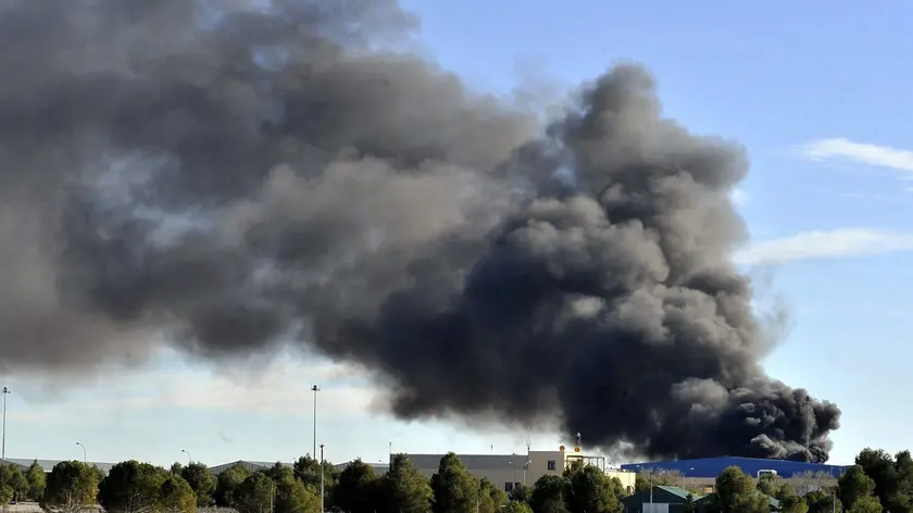 epa04586498 Smoke rises after a Greek F-16 aircraft crashed at Los Llanos air base in Albacete, eastern Spain, 26 January 2015. The two pilots have been reported dead and other 10 people have been injured following the accident. The plane was taking part in the NATO's Tactical Leadership Programme (TLP) based at Los Llanos. EPA/MANU