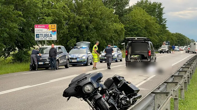 La motocicletta della vittima sulla Treviso Mare