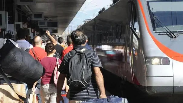 Turisti e pendolari si recano ai treni, oggi 23 luglio 2010, all'interno della stazione Termini a Roma... Sono oltre un milione e mezzo i viaggiatori previsti sui treni delle vacanze nei prossimi due fine settimana di luglio. E alla fine dell'estate, grazie alle offerte e alle promozioni di Trenitalia, per giovani e famiglie, saliranno a 20 milioni i vacanzieri che avranno preferito il treno all'auto e agli altri mezzi di trasporto, per raggiungere le principali mete turistiche del Paese...ANSA/ DANILO SCHIAVELLA / DBA