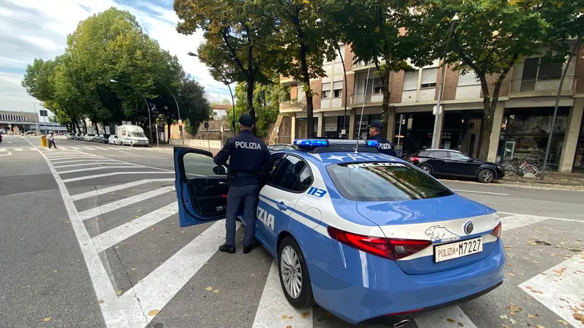 La polizia di Stato ha denunciato per furto una domestica di 43 anni che aveva sottratto oltre 5mila euro dal conto della propria datrice di lavoro