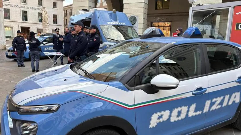 Attività di informazione della polizia in piazza