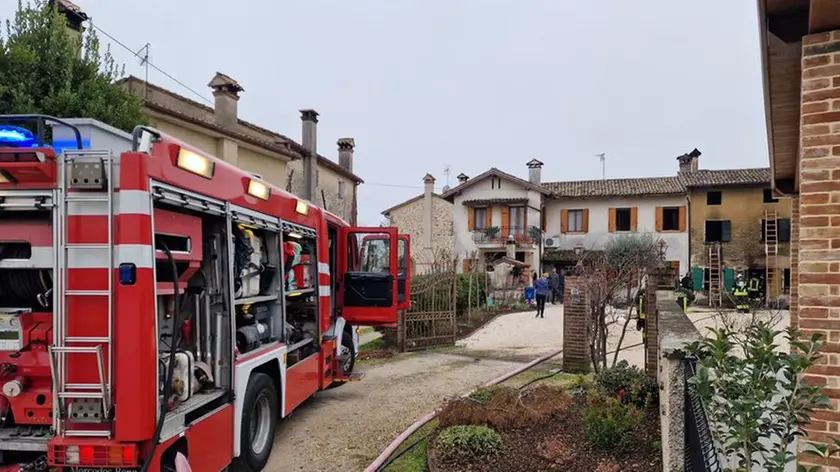 I vigili del fuoco in via Parisotti ad Asolo