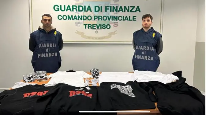 L'abbigliamento sequestrato dalla Guardia di Finanza di Treviso