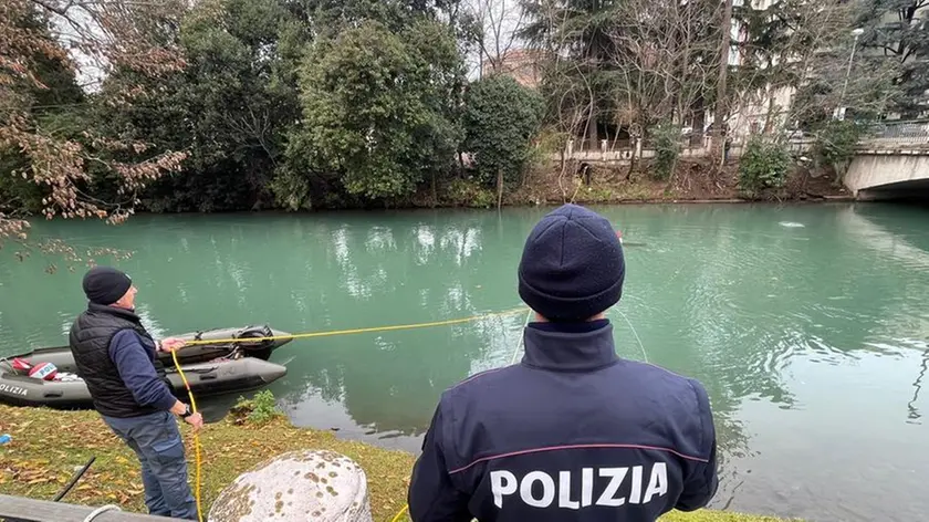 Polizia di Stato, con l'ausilio dei sommozzatori di Venezia, durante la perlustrazione del fondale del Sile