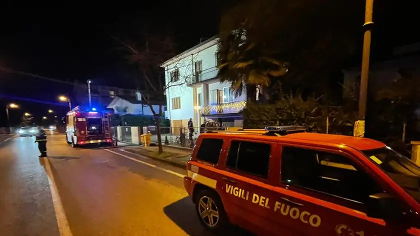 I mezzi dei vigili del fuoco in via San Zeno, per l’incendio scoppiato nell’abitazione dove vivono due coniugi settantenni