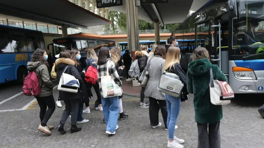 Studenti alla stazione delle corriere di Treviso