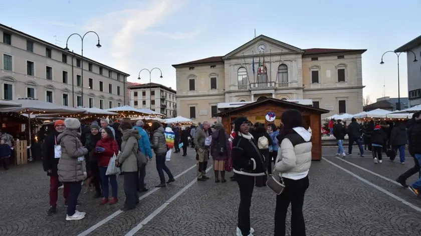 Un addetto alla sicurezza al villaggio di Natale di Vittorio Veneto